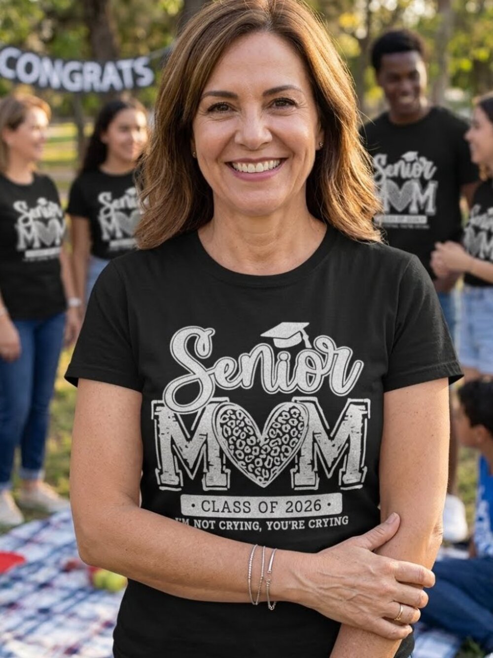Gildan Senior Mom Class of 2026 Graphic T-Shirt Size M
